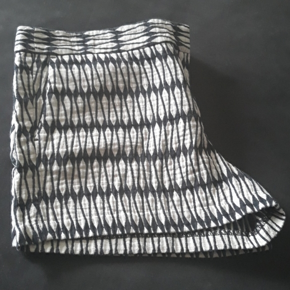 Joe black and white shorts - Picture 4 of 7